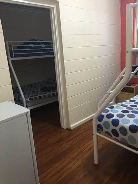Port Adelaide Backpackers Hostel Buitenkant foto